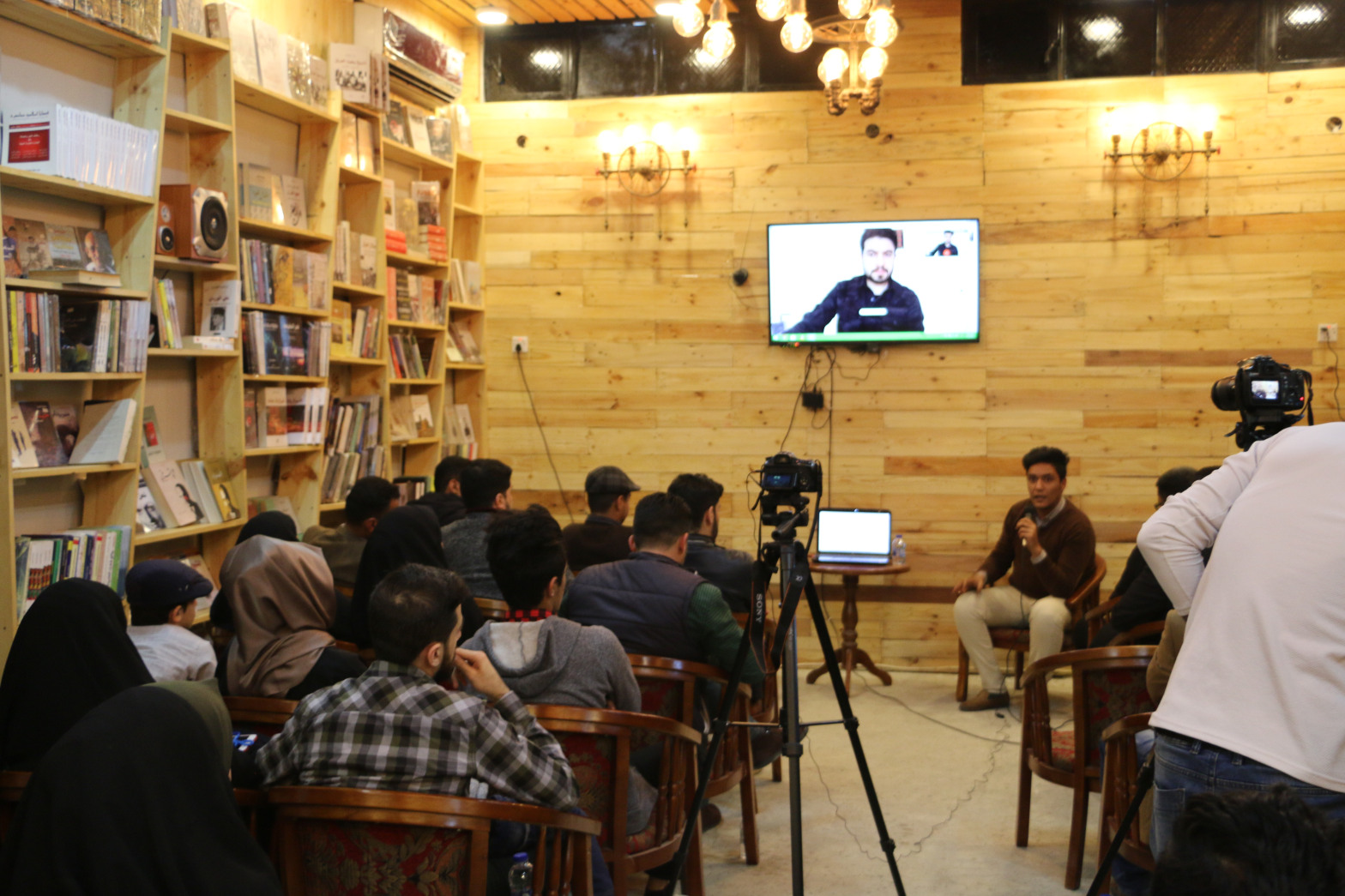 الدين في الفضاء العام بين احمد الحسيني و حسين علي